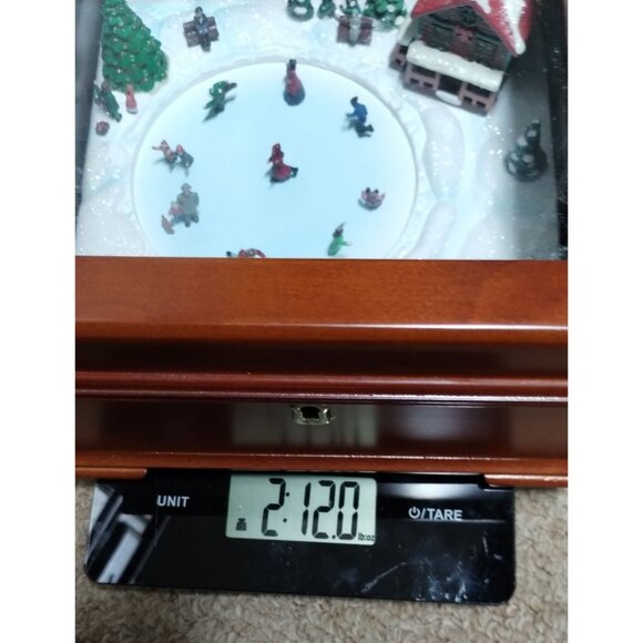 Gold Label Collection Illuminated Music Box With Animated Skaters & 30 Songs - Picture 8 of 13